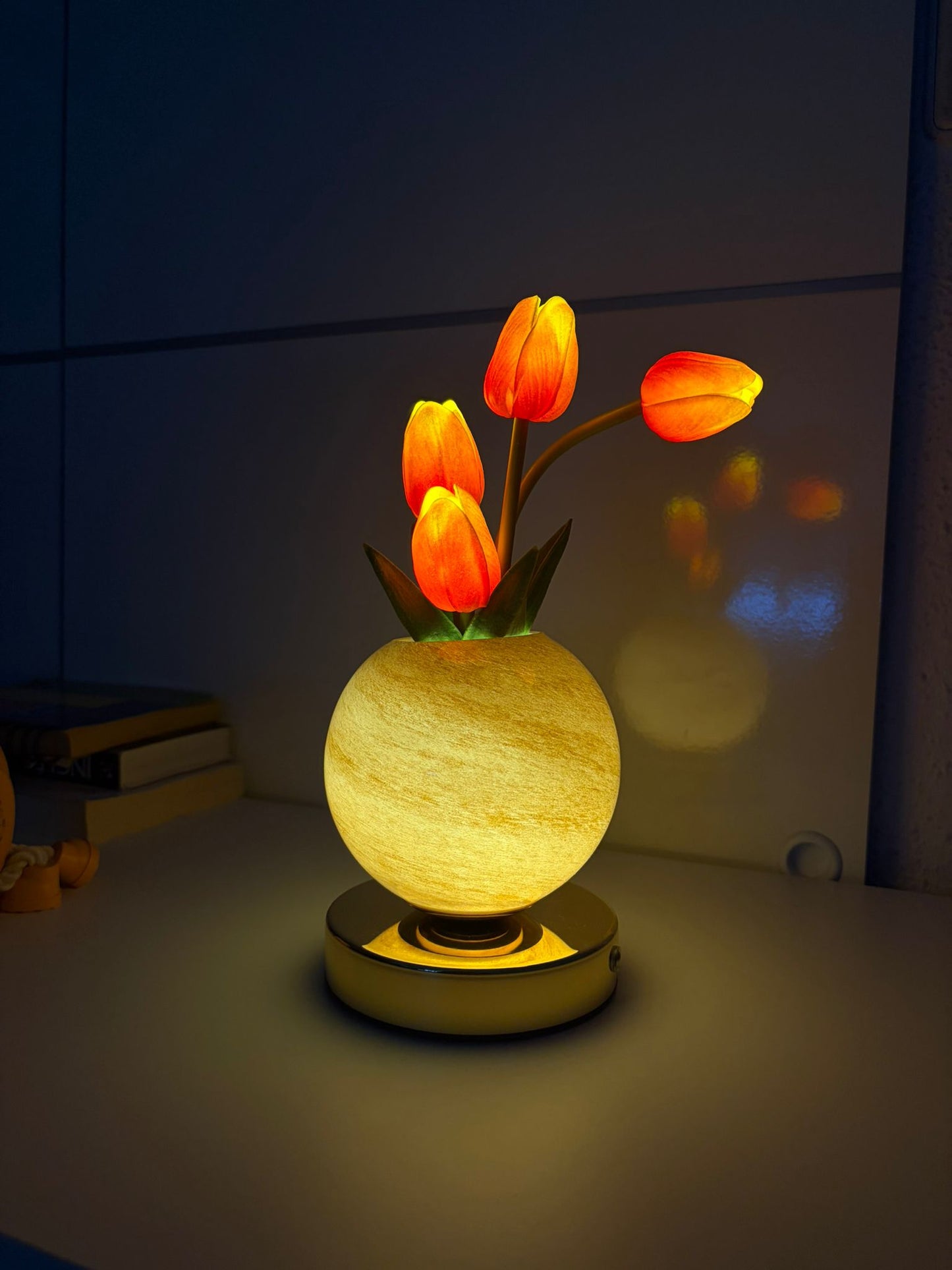 Lámpara de tulipanes con 3 tonos de luz diferentes .