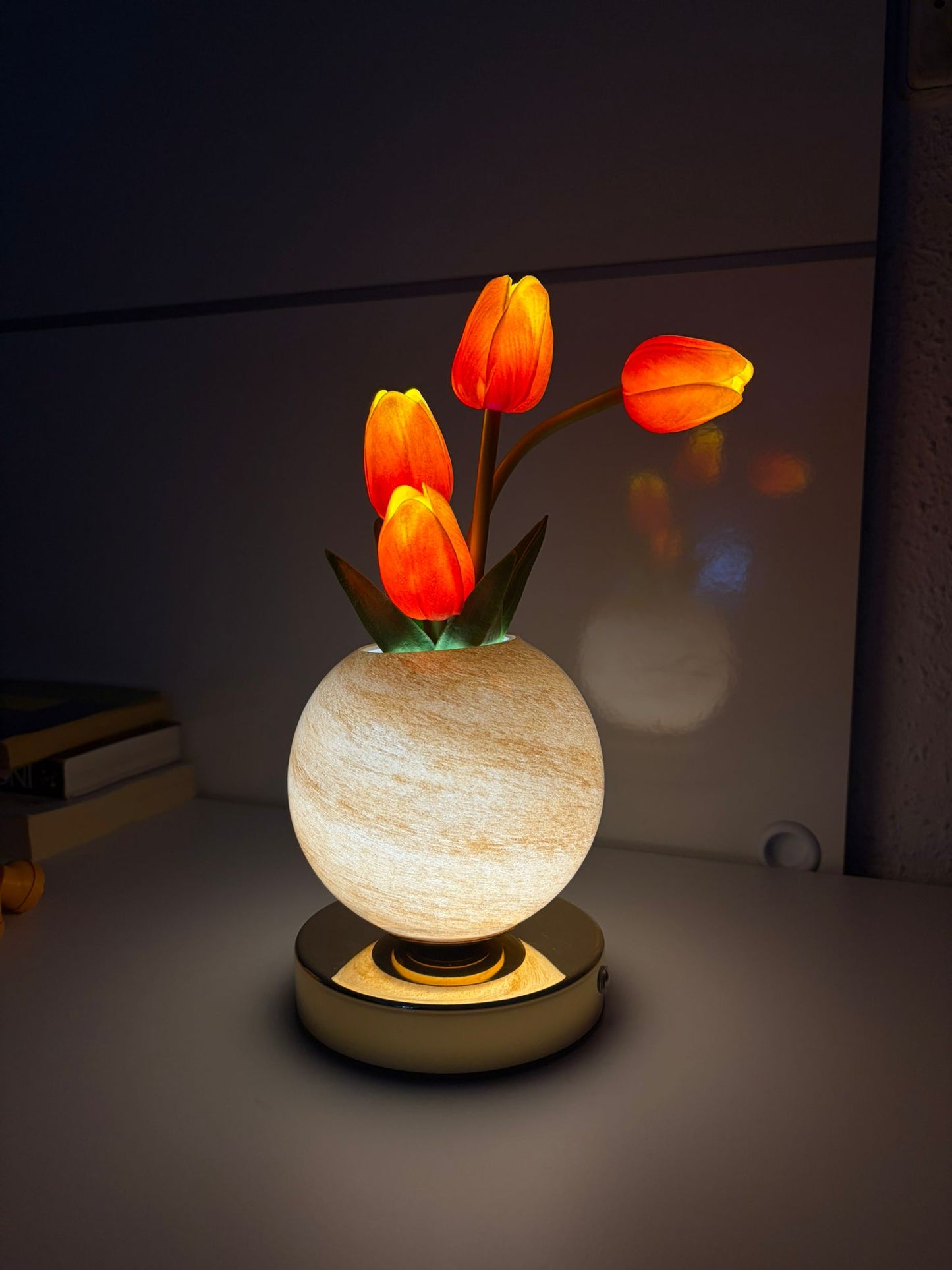 Lámpara de tulipanes con 3 tonos de luz diferentes .