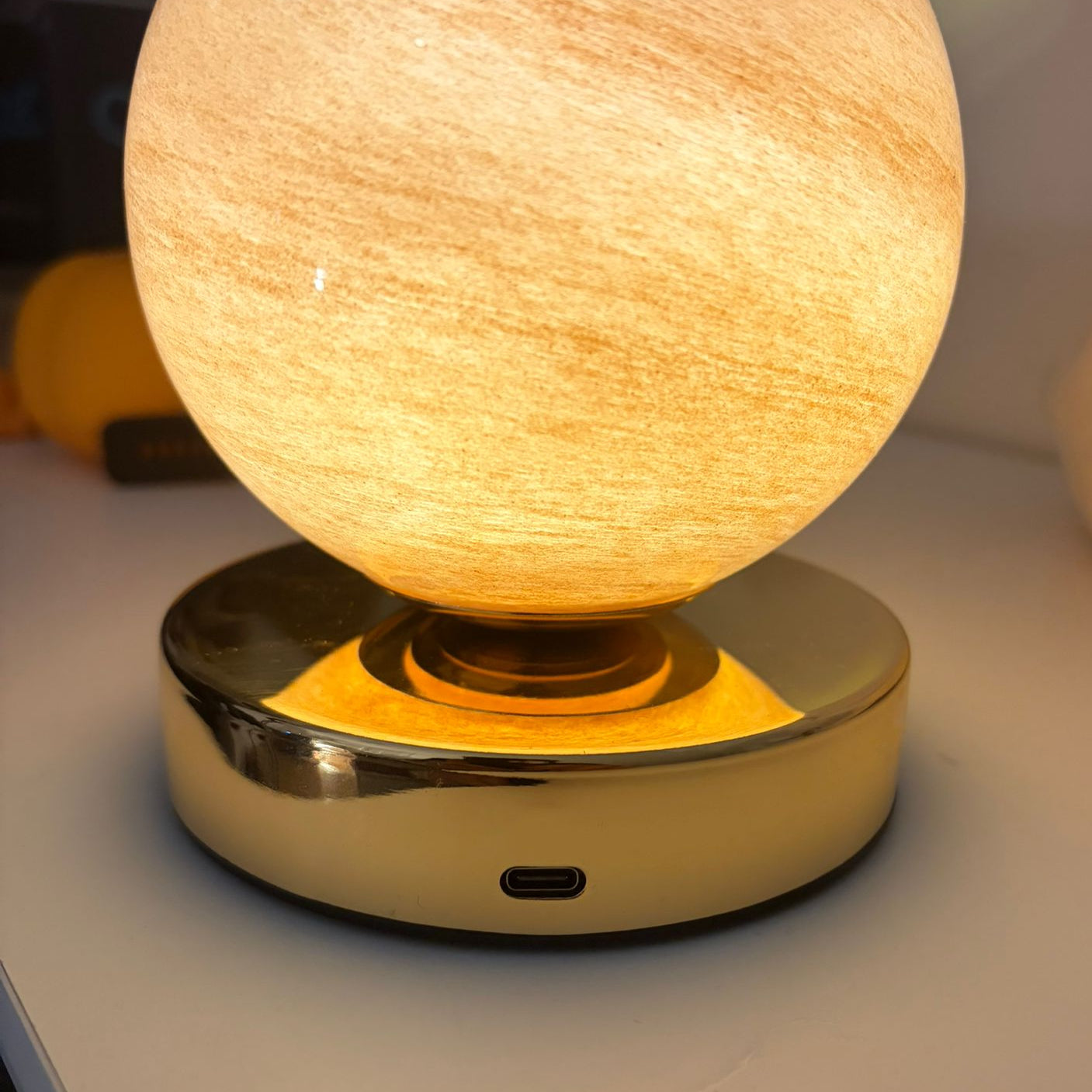 Lámpara de tulipanes con 3 tonos de luz diferentes .